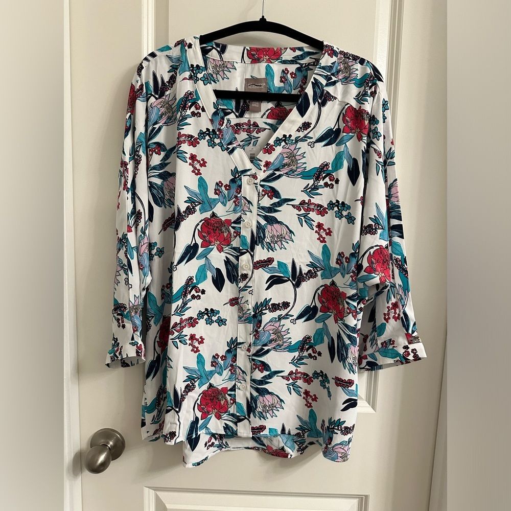 Chico’s Floral 3/4 Sleeve Blouse Size 2 V Neck Top Button Down Front Color Blue